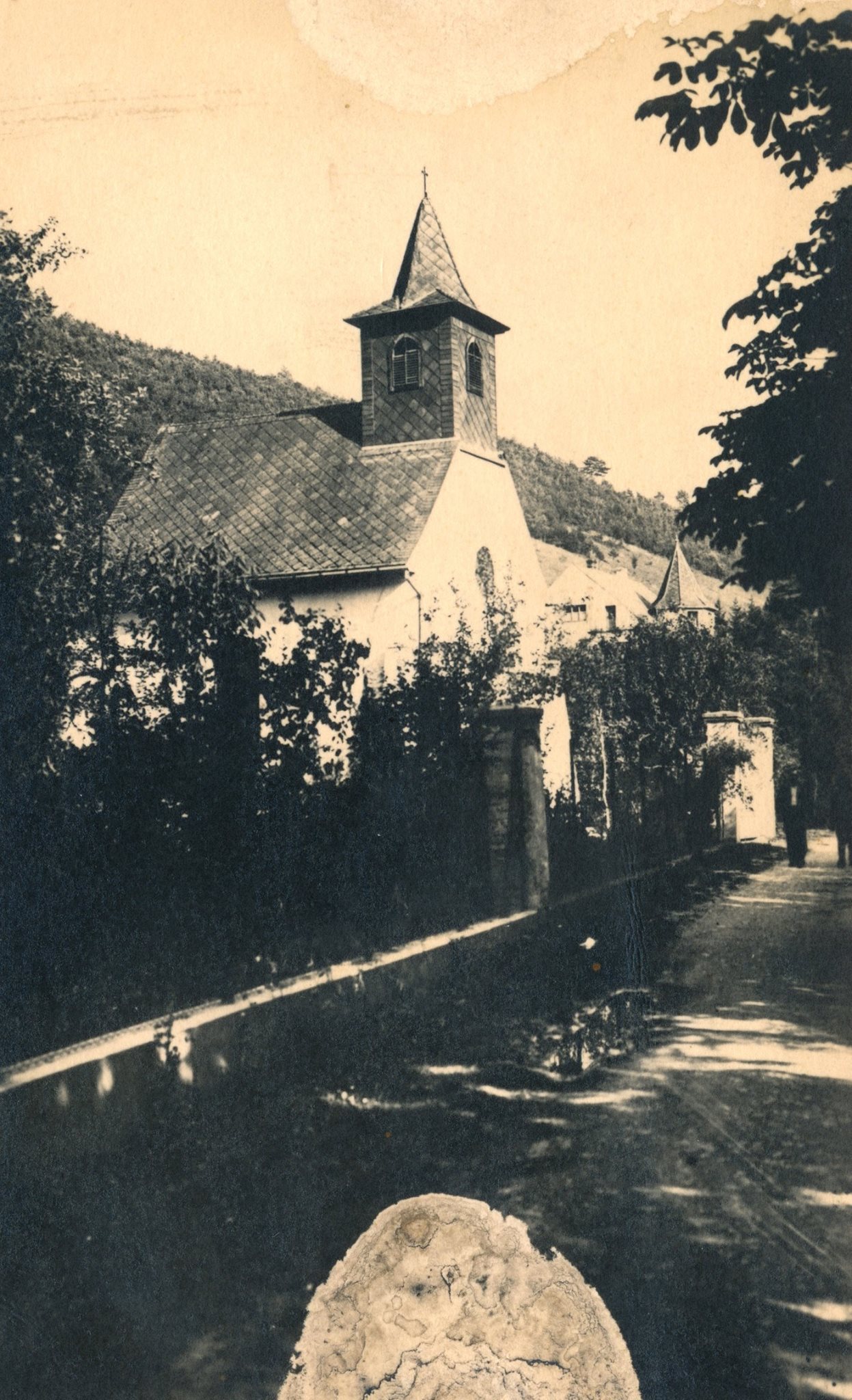 Kostol Božského Srdca Ježišovho, ktorý bol postavený v rokoch 1927-1928 a v súčasnosti patrí pod farnosť Beluša
