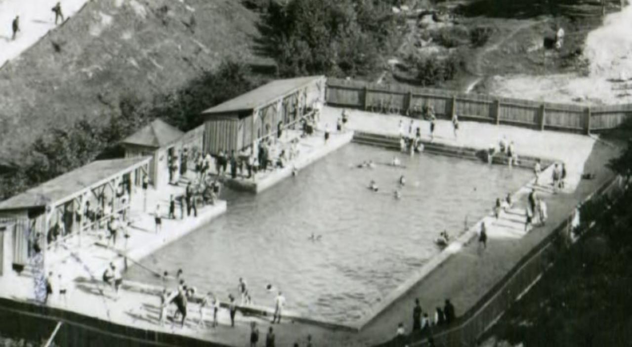 Kúpalisko v Belušských Slatinách okolo roku 1930