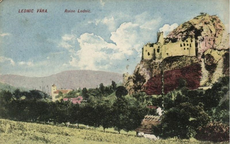 Lednický hrad na prelome 19. a 20. storočia nad rovnomennou obcou s pomerne dochovanými múrmi