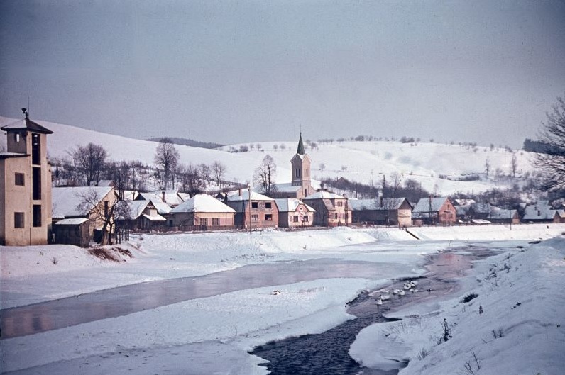 Farebná fotografia obce Dohňany v zime r. 1964 (www.dohnany.sk)