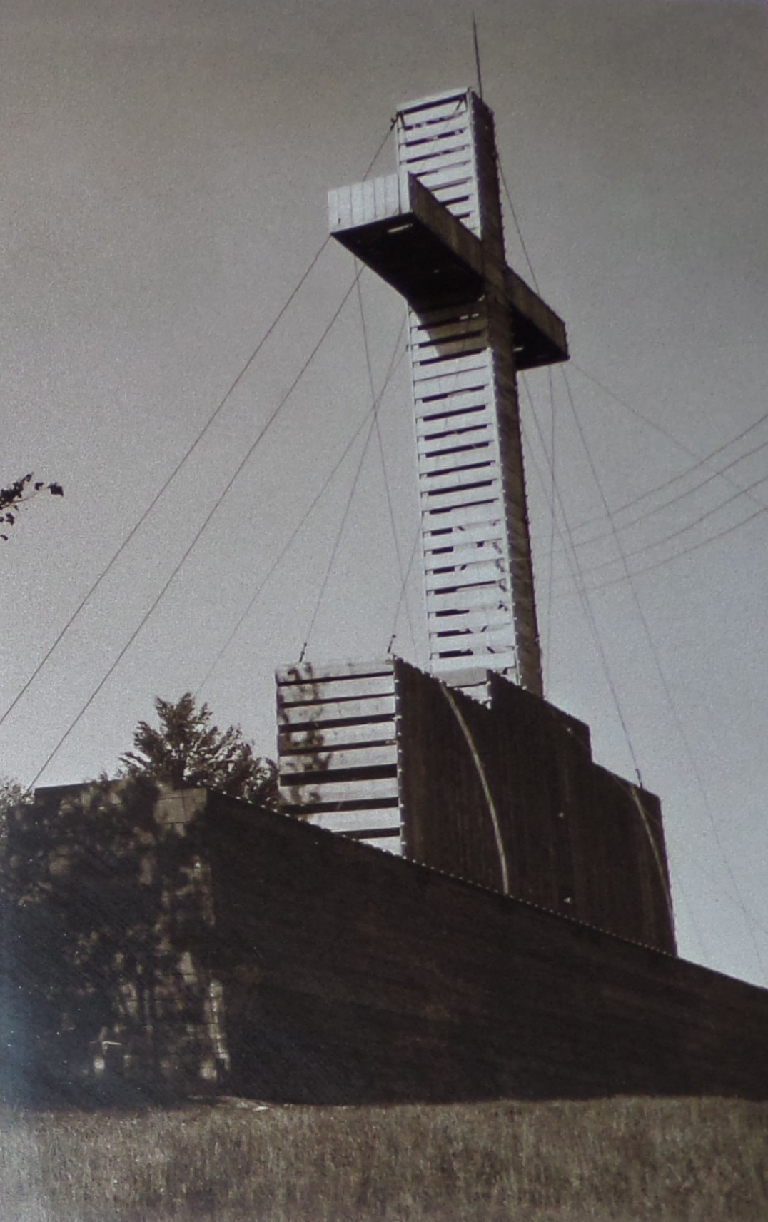 V roku 1937 bol na Kohútke postavený tento drevený kríž, ktorý bol osvetlený vďaka elektrine z Přerov. Nanešťastie koncom 2. svetovej vojny v roku 1945 zhorel...