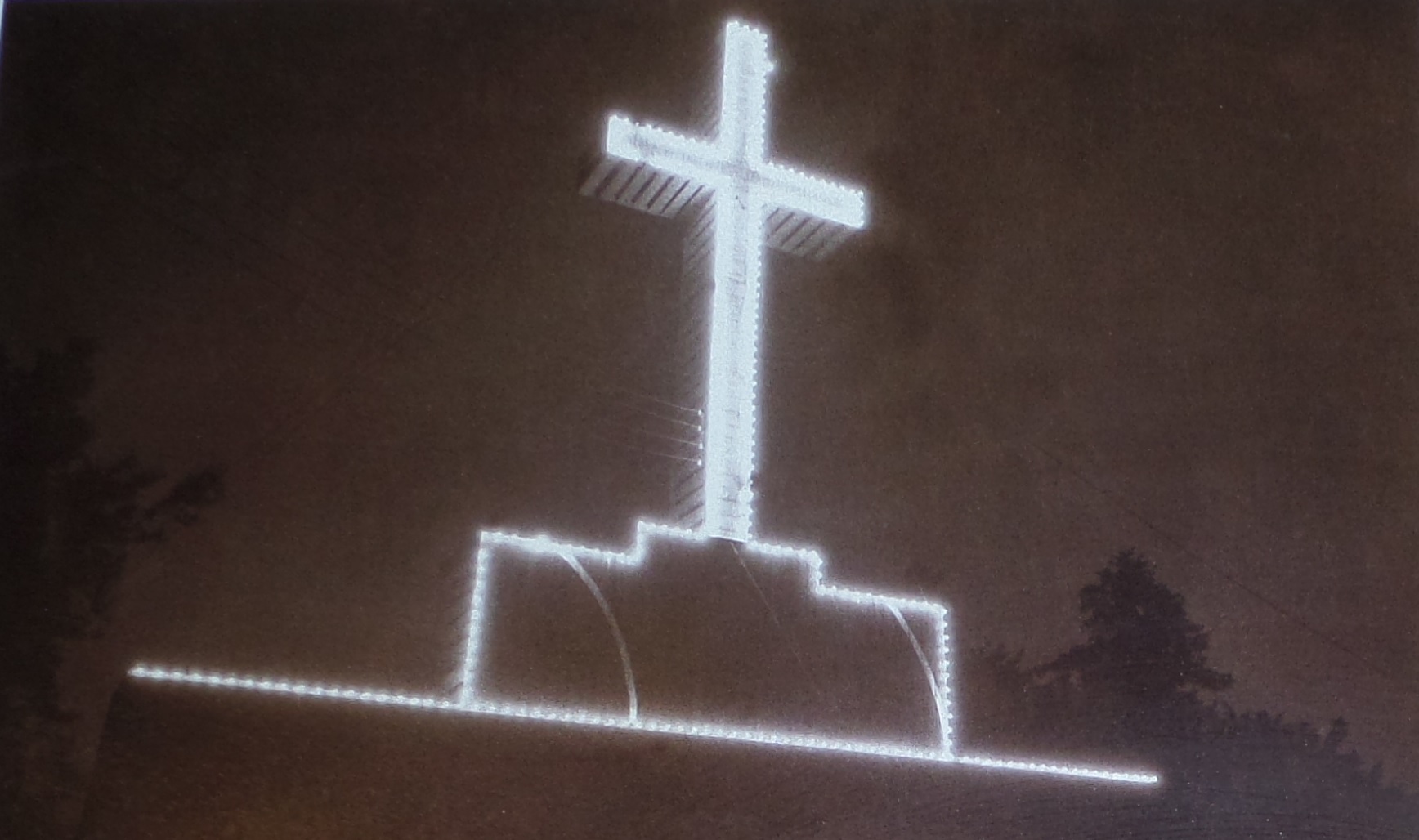V roku 1937 bol na Kohútke postavený tento drevený kríž, ktorý bol osvetlený vďaka elektrine z Přerov. Nanešťastie koncom 2. svetovej vojny v roku 1945 zhorel...