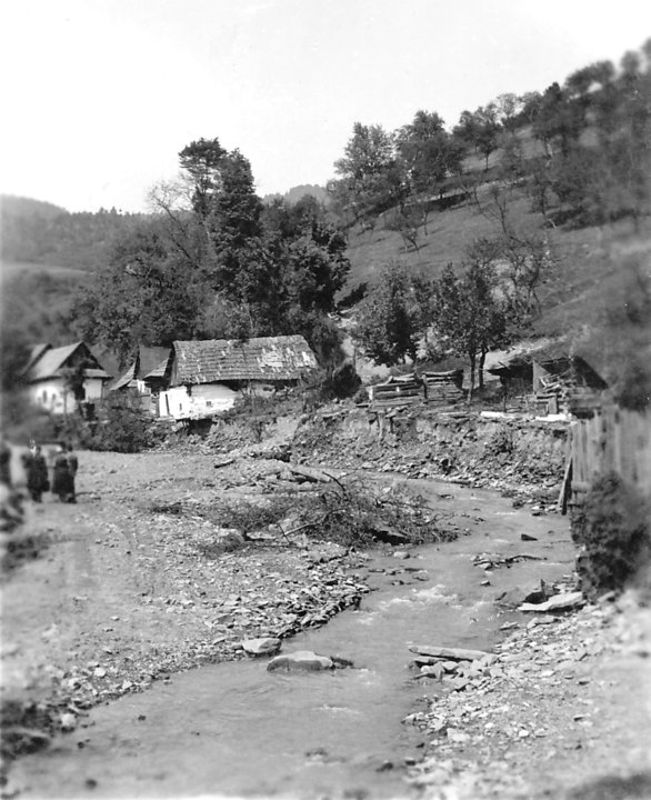 Katastrofálna povodeň v Púchovskej doline v 30. rokoch 20. storočia. Fotografia zo Záriečia  (ecav.zariecie.sk)