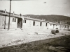 Drevené baraky, ktoré slúžili ako tábor pre robotníkov na stavbe Priehrady mládeže v 50. rokoch minulého storočia. Dnes je táto lokalita pod Kúpeľmi Nimnica zatopené vodami Váhu.