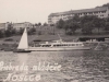 Letné radovánky na lodiach v 60. rokoch minulého storočia, keď podnik "Kotva" bol ešte len prístreškom. Miesto: Kúpele Nimnica - Priehrada mládeže