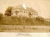Tzv. Malý kaštieľ (fotografia z r. 1893) na Led. Rovniach v lokalite Staré Dvory, ktorý v súčasnosti slúži ako obytný dom