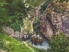 Kolorovaná fotografia z čias Rakúsko-Uhorska (prelom 19. a 20. storočia) zachytila prechod volských záprahov cez skalné vráta nad Belušskými Slatinami.