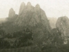 Skalnaté bralo s hradom (vpravo) v obci Lednica v roku 1925