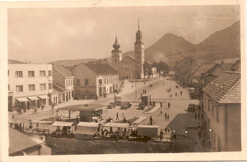 Považská Bystrica, č.b.1947, jarmočné stánky na námestí, kostol a budovy, p.p.