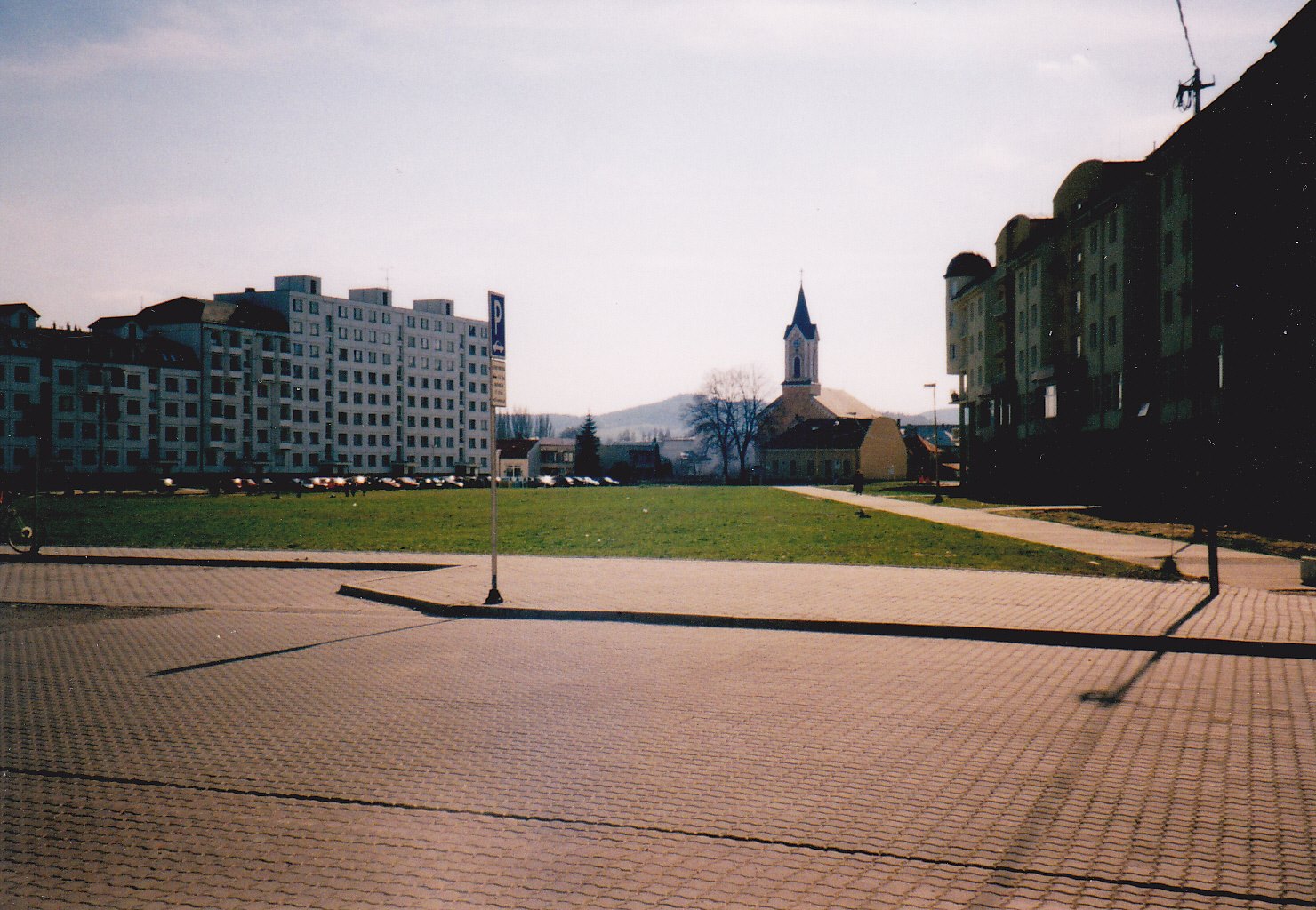 Zelená lúka na mieste dnešnej pešej zóny v Púchove (Mozyesova ul.) v r. 2001