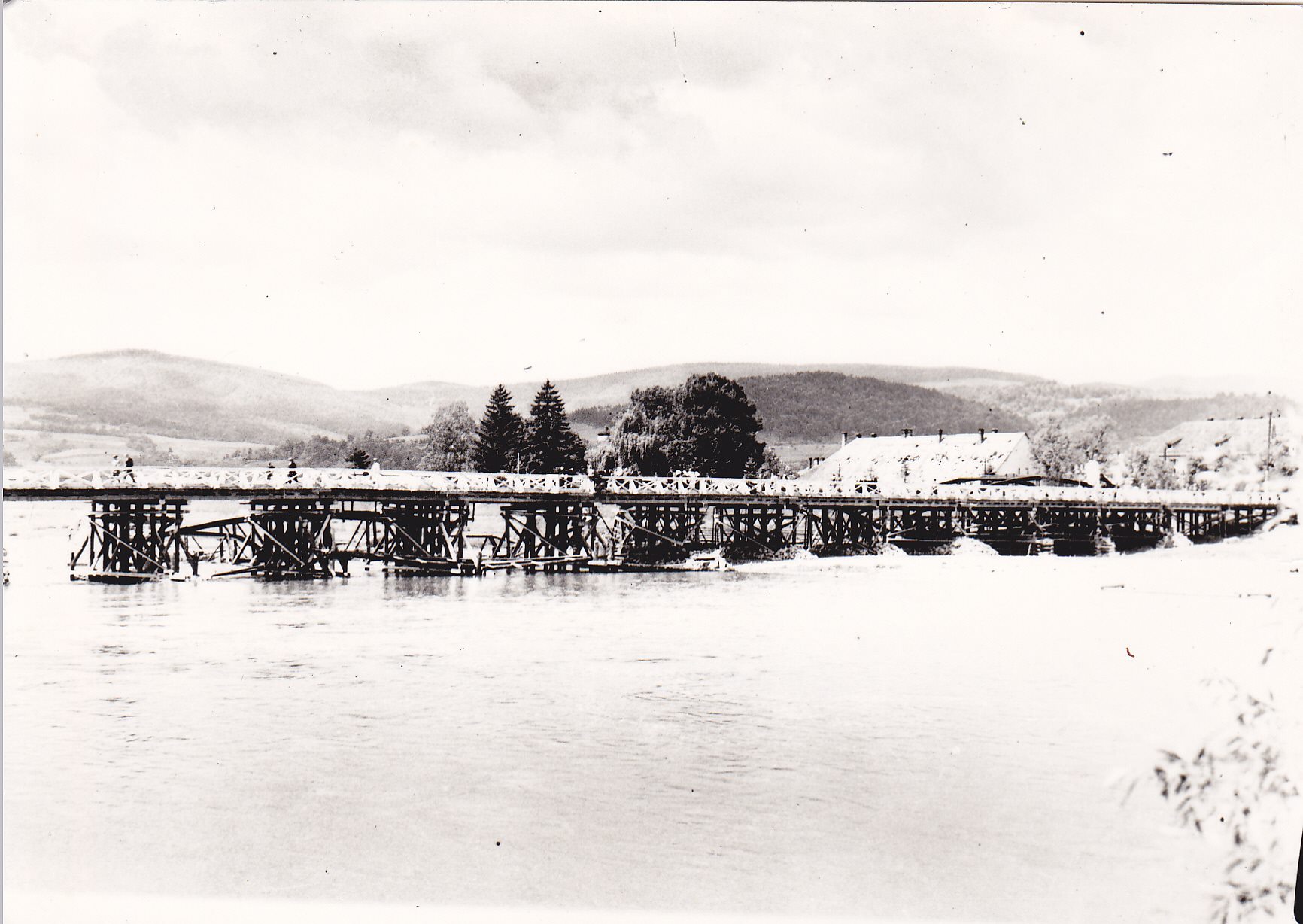 Provizórny drevený most postavený v máji 1945 v spolupráci ČA s obyvateľmi Púchova. ONV po jeho prevzatí žiadal čím-skôr vybudovať nový železný most, keďže by mohlo dôjsť k jeho zničeniu veľkou vodou. Obavy sa naplnili a vo februári 1946 sa Váh vylial z koryta, strhol most a zasiahol celé mesto.