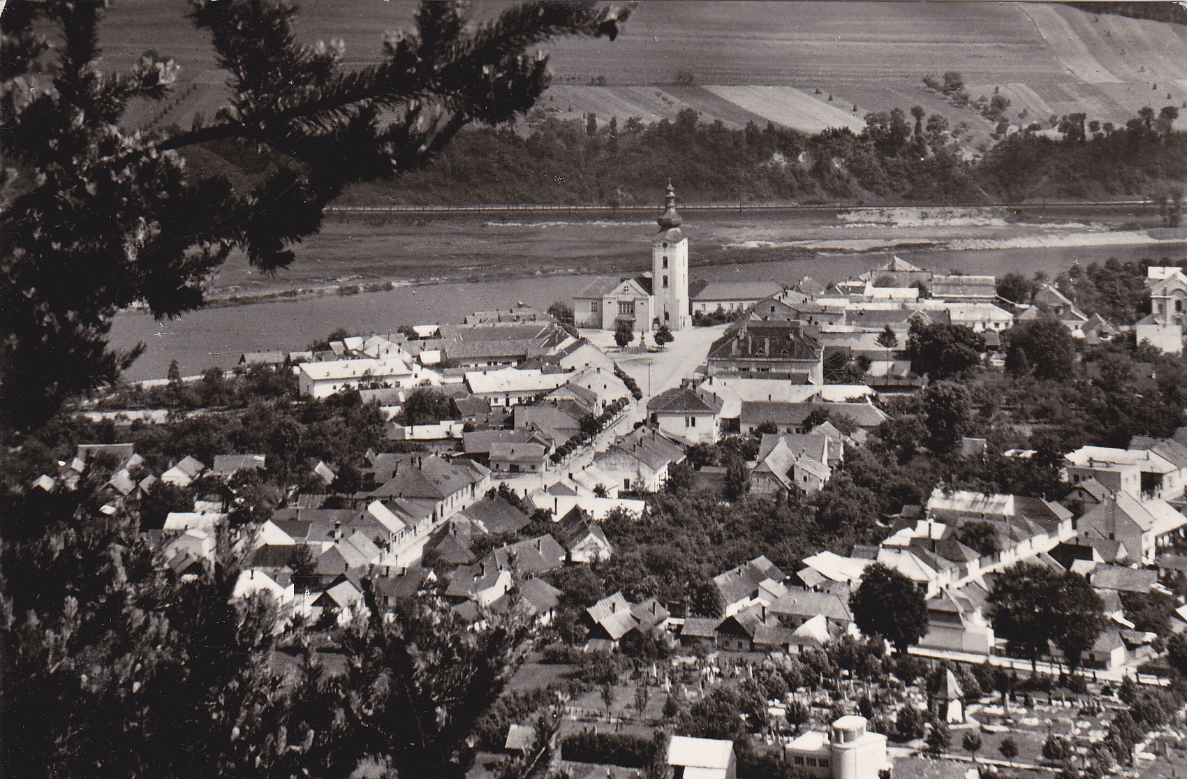 Fotografia z roku 1956 zachytila z Lachovca najstaršiu časť mesta Púchov - Marczibányiho námestie (Námestie slobody) a Moravskú ulicu