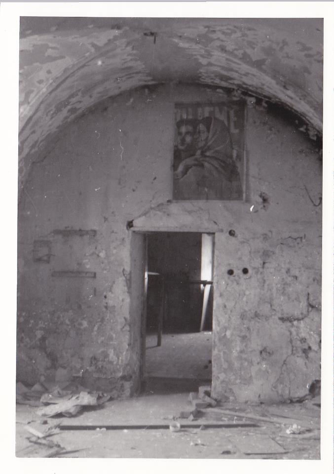 Interiér zničeného Marczibányiovského kaštieľa na Námestí slobody