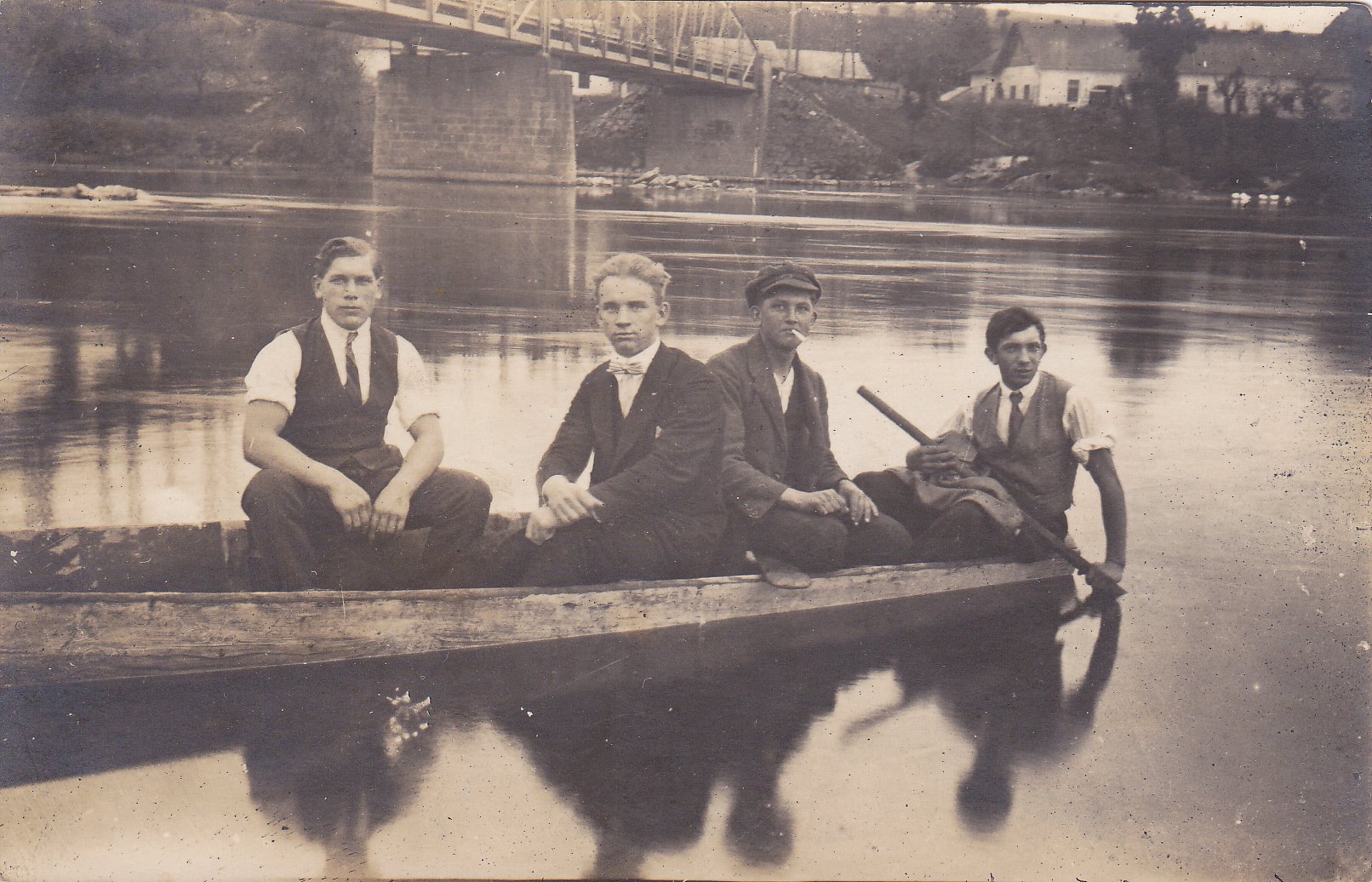 plavba na drevenej lodi pod mostom v Púchove v r. 1936 (Laco Pribiš, Karol Demáček, Berto Kemény a neznámy džentlmen)
