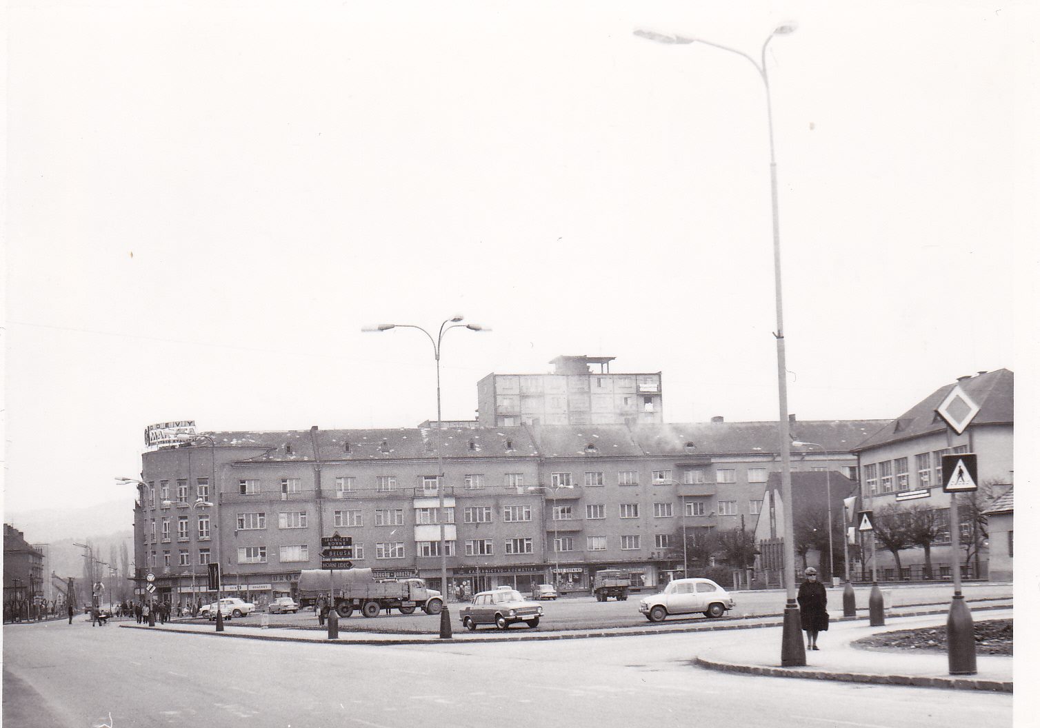 Parkovisko medzi Hollého a Poštovou ulicou v roku 1976