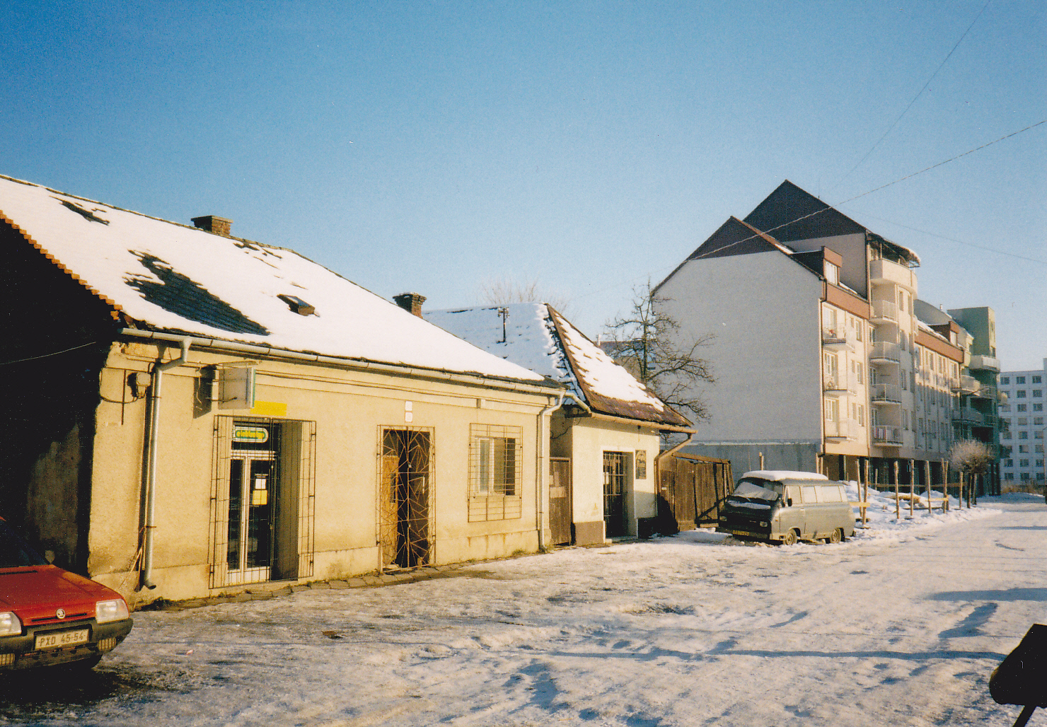 Posledné domy na Moravskej ulici v Púchove v r. 2002, ktoré počas rekonštrukcie ulice nahradili polyfunkčné bytovky