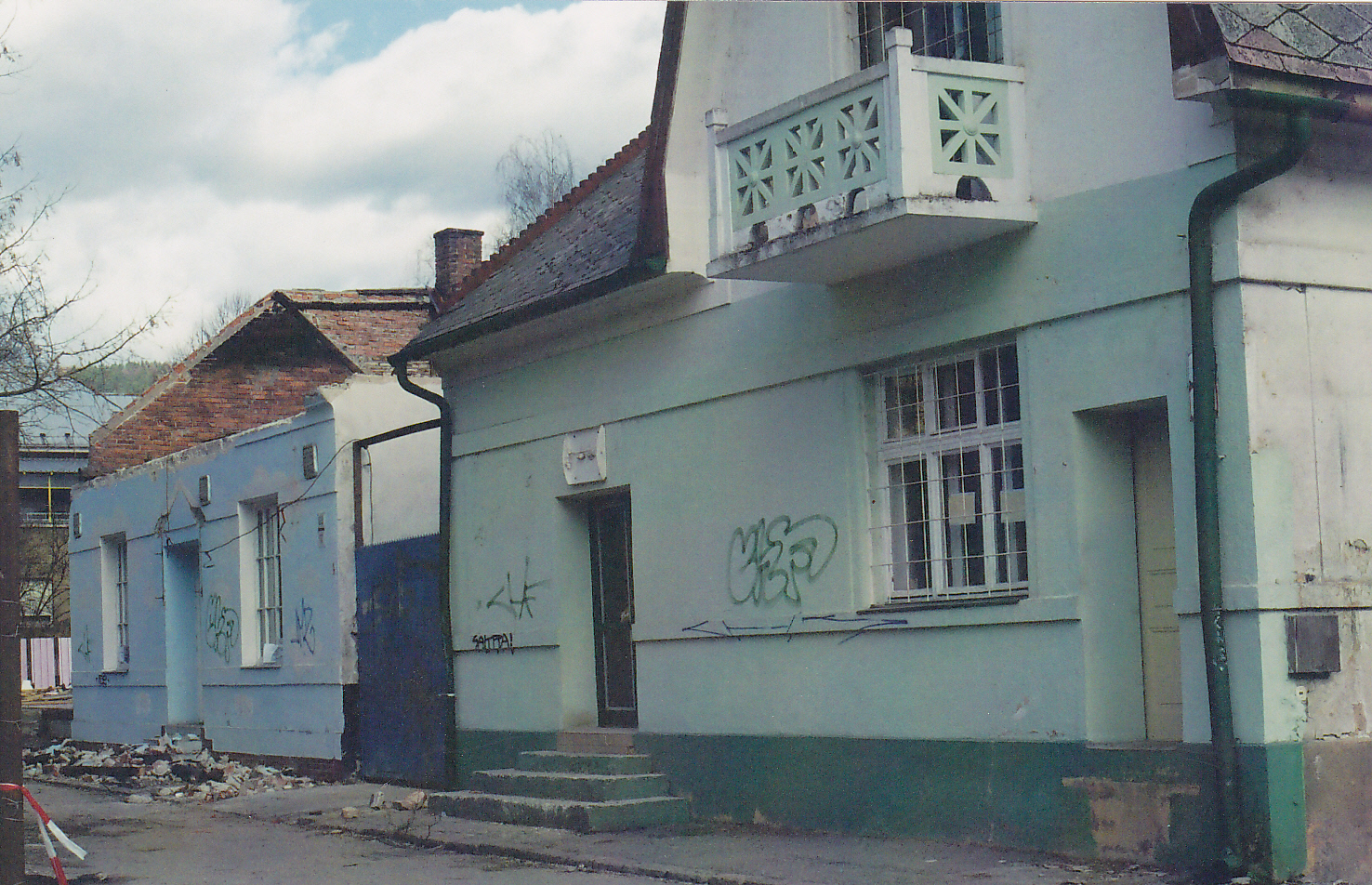 Domy na rohu ulíc F. Urbánka a Štefánikovej (dnes tzv. Štefánka) odfotografované pri demolácii okolo r. 2005
