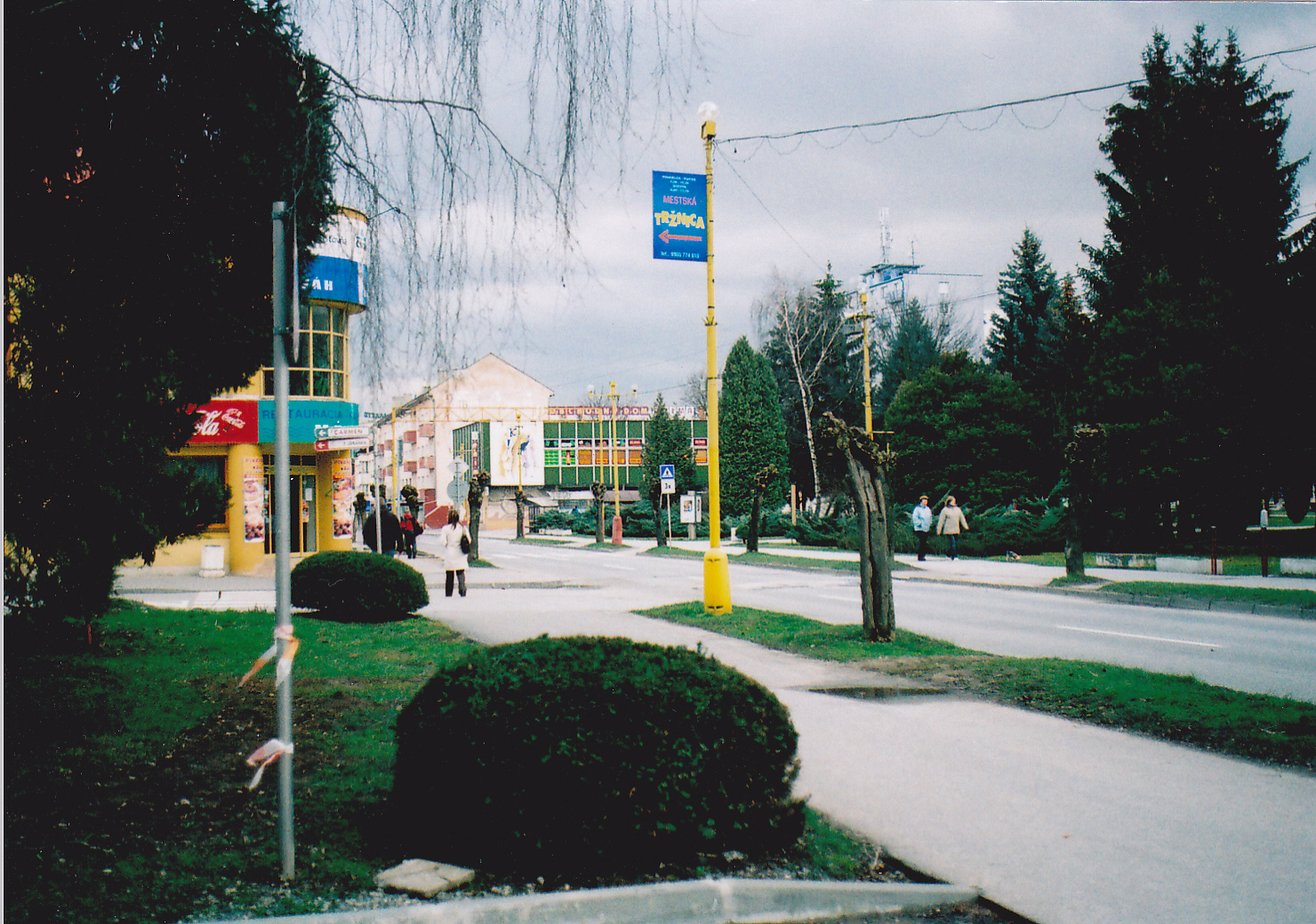 Fotografia zachytáva križovatku ulíc F. Urbánka a Štefánikovej na jar roku 2007