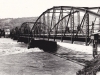 1. peší most s tzv. mýtnicou v Púchove odfotografovaný v r. 1942 počas povodní