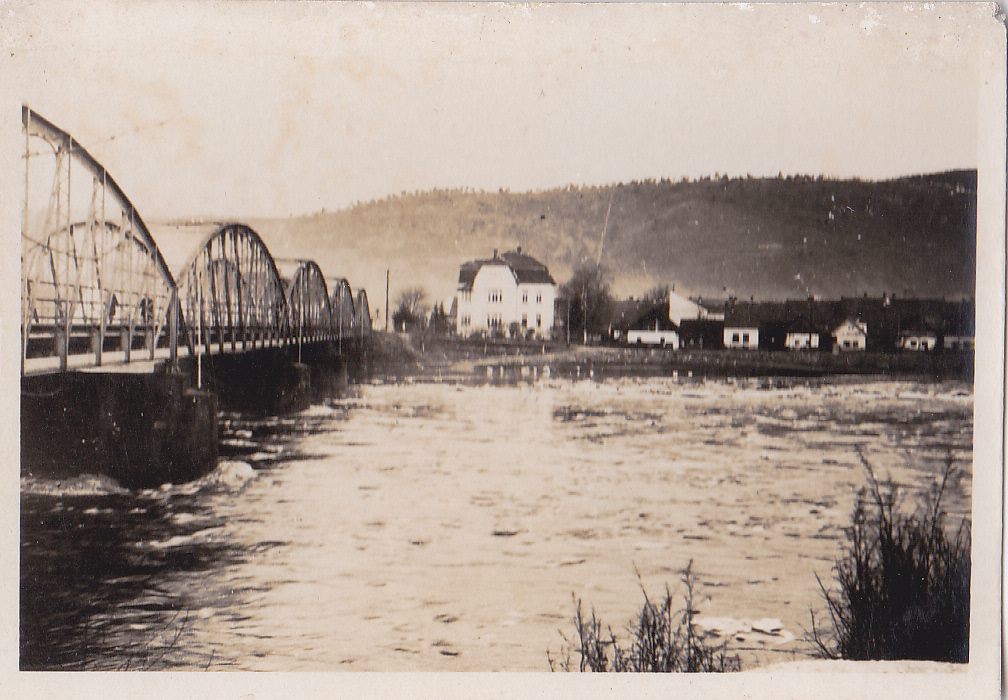 Pohľad na Púchov nad Váhom a oblúkový železný most v 30. rokoch minulého storočia od hotela Kanada.