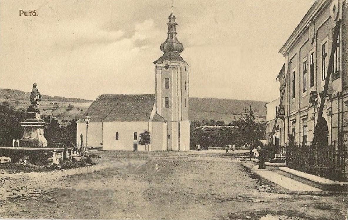 Fotografia dnešného Námestia slobody na pohľadnici z apríla 1913, kde ešte vidieť Marczibányiovský kaštieľ, sochu sv. Jána Nepomuckého s kamenným plotom v pôvodnej polohe a neprestavaný katolícky kostol