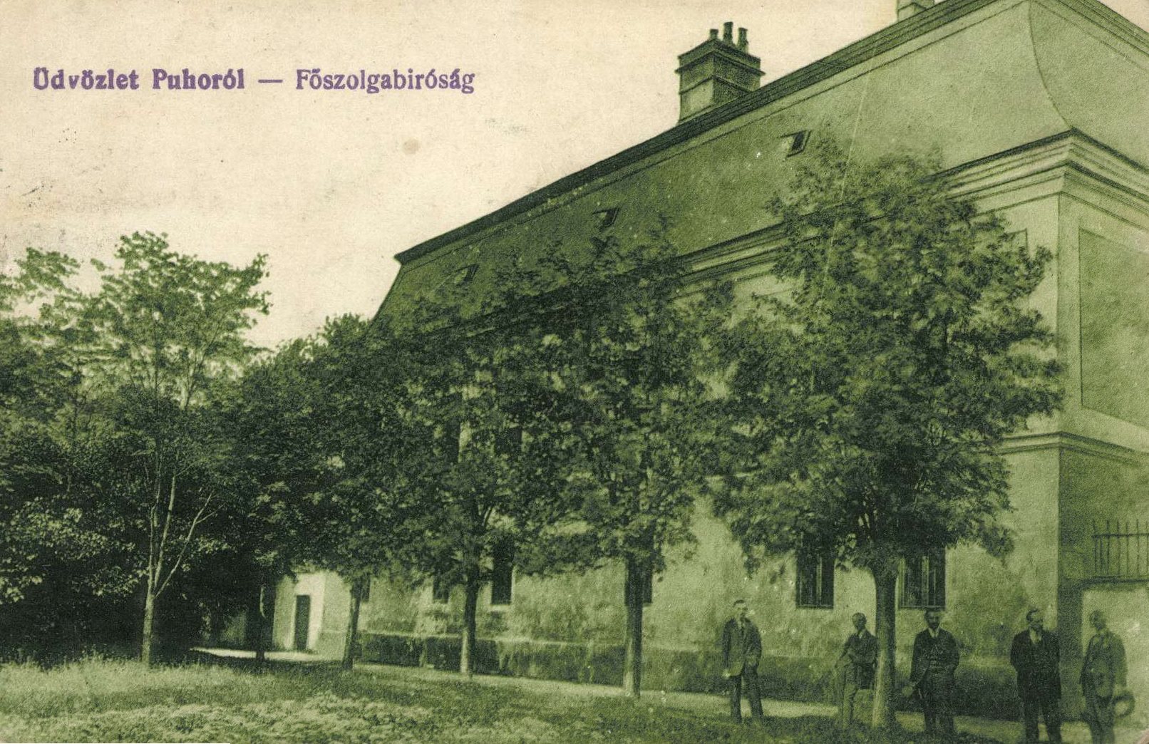 Na obrázku z prelomu 19. a 20. storočia je vidieť, že najstaršia budova v meste Púchov - Župný dom, slúžila ako tzv. Hlavný policajný súd