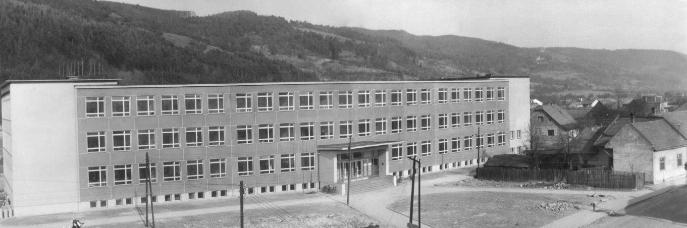 11001533_Základná škola na Komenského ulici v Púchove v roku 1960 krátko po dostavbe hlavnej budovy. Slávnostne bola odovzdaná do prevádzky 13. decembra 1959.