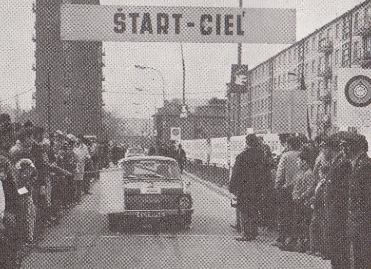 Fotografia z Rallye G1M v Púchove v roku 1971 zachytila štart a cieľ erzety na Ulici obrancov mieru za starým kultúrnym domom.