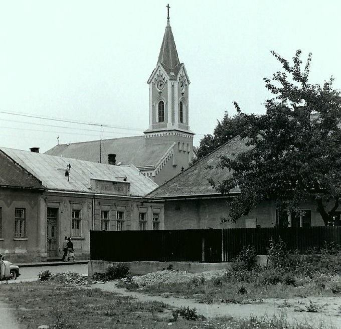 V auguste roku 1969 zachytila fotografia aj časť Moravskej ulice z križovatky s Mudroňovou a Hollého ulicou.