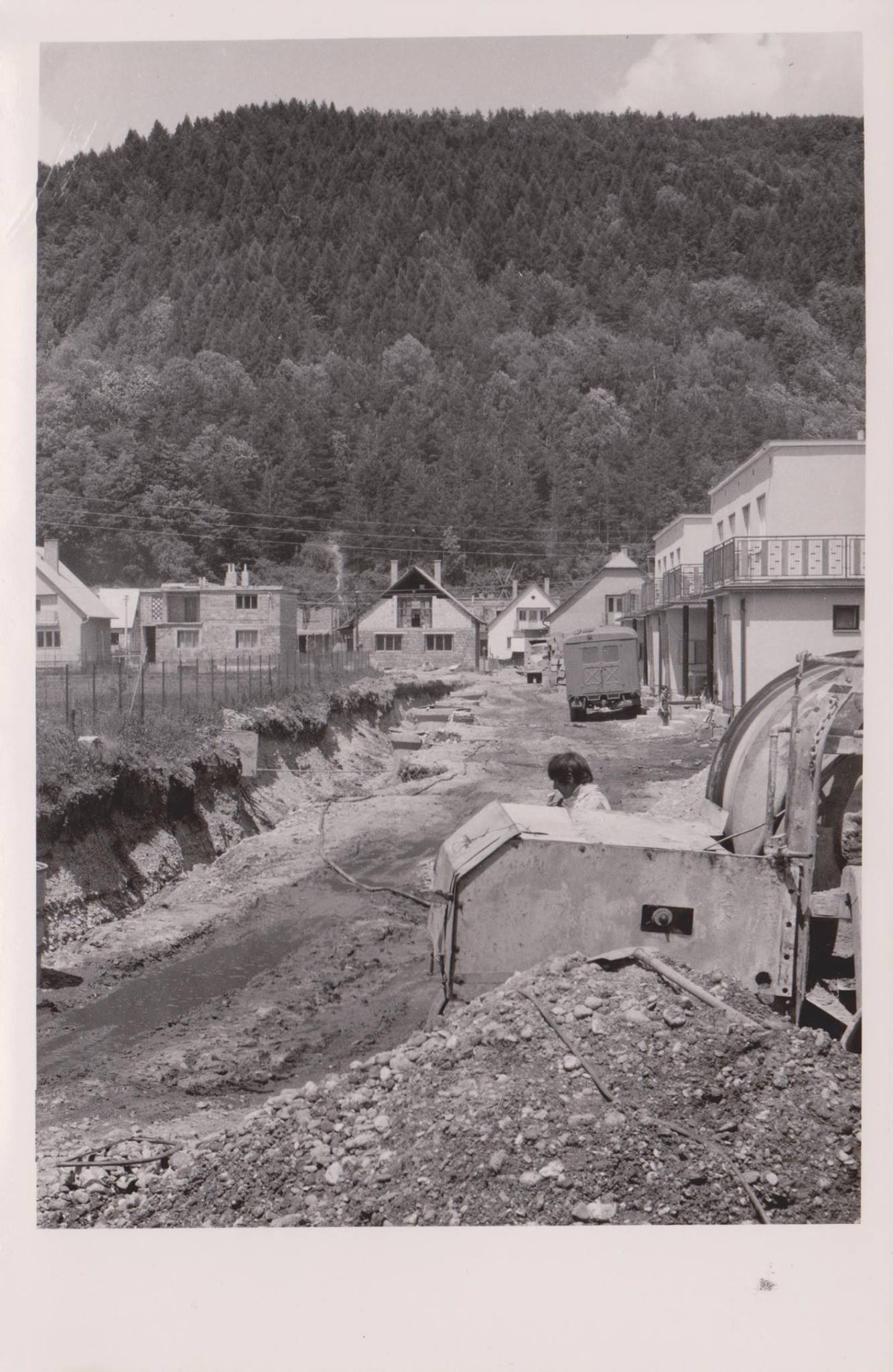 Výstavba Vodárenskej ulice v r. 1970 v Púchove (vľavo ihrisko ZŠ Komenského)