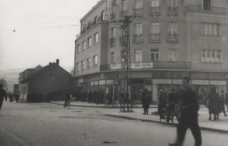 Križovatka pri "Rožáku", kde na prelome 40. a 50. rokov čakali ľudia na autobusovej zastávke