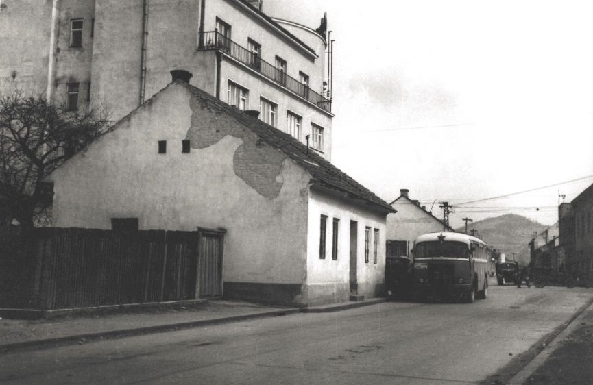 Autobusová zastávka v 50. rokoch pri "Rožáku"