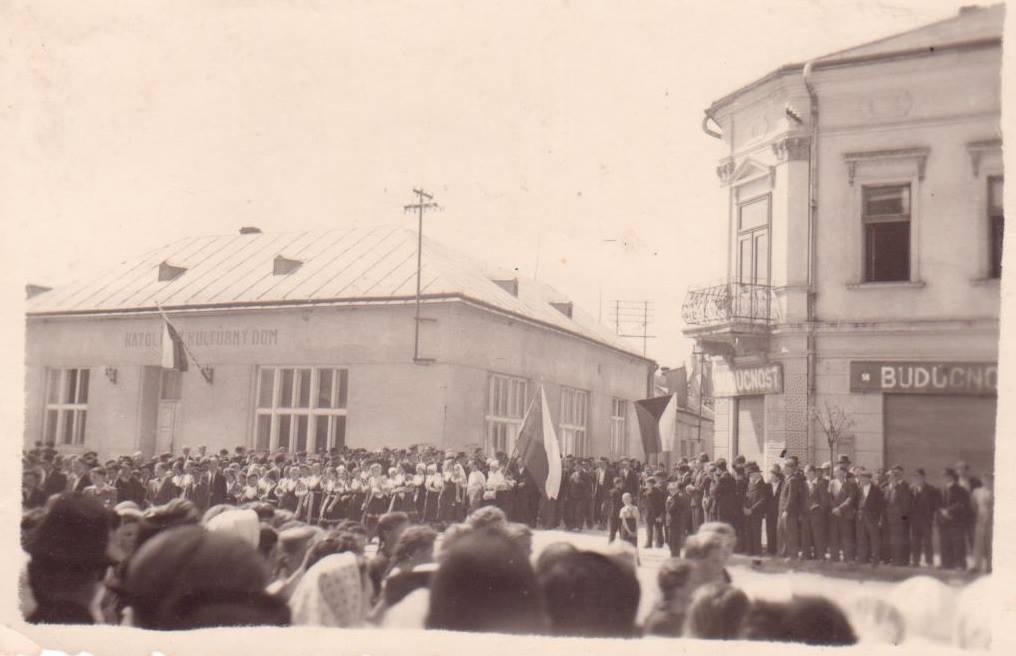 zhromaždenie ľudí v Púchove na dnešnom Námestí slobody pod vežou kostola pri vstupe na Moyzesovu ulicu (vľavo Katolícky kultúrny dom a vpravo Hostinec u Nathana) - asi 1937