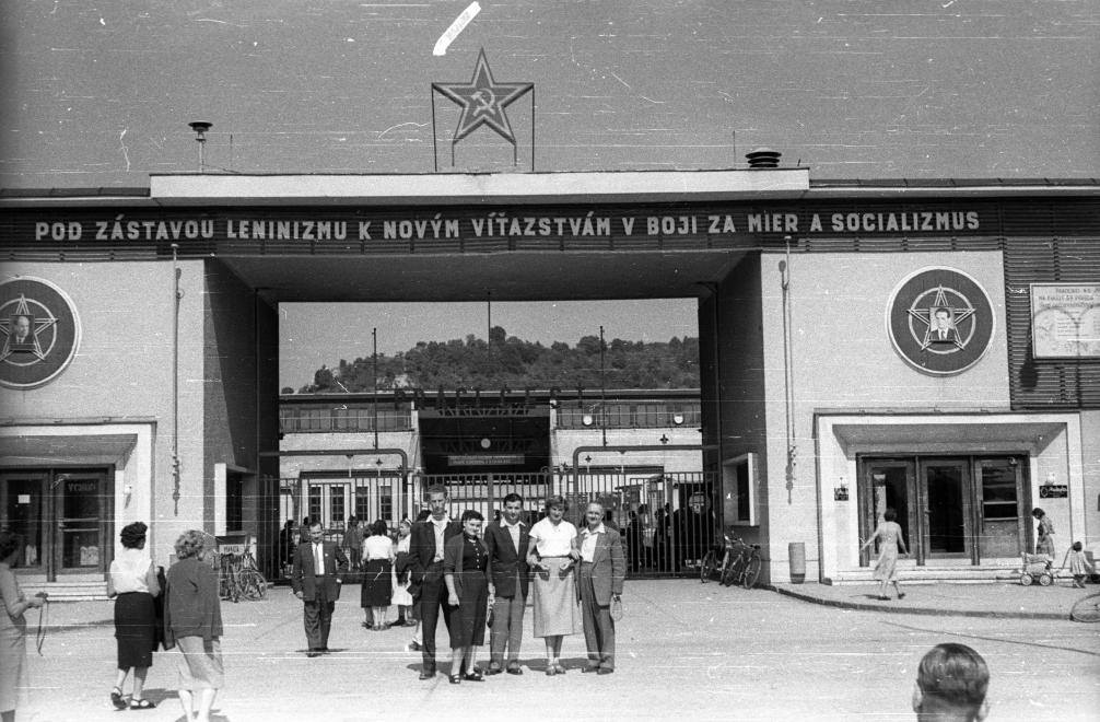 Návšteva maďarského umeleckého súboru v Púchove v septembri 1956. Fotografia pred bránou OZ Makyta Púchov