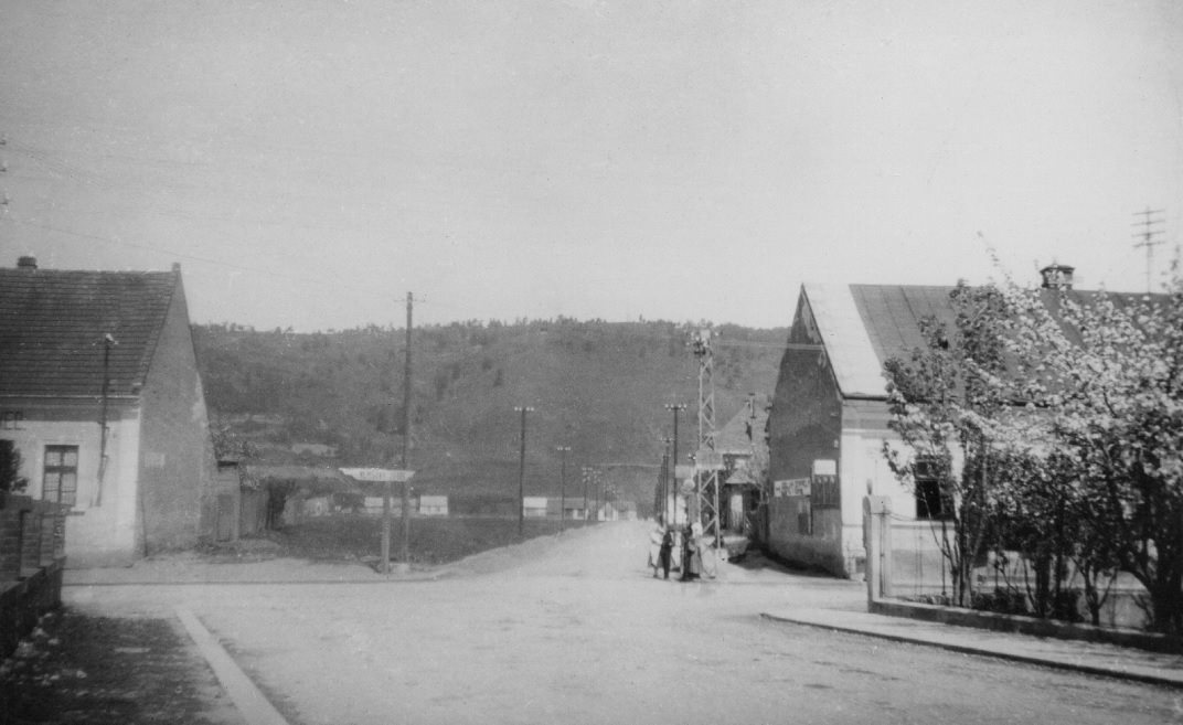 Križovatka pri "Rožáku" v roku 1932 (pohľad smerom z mosta)