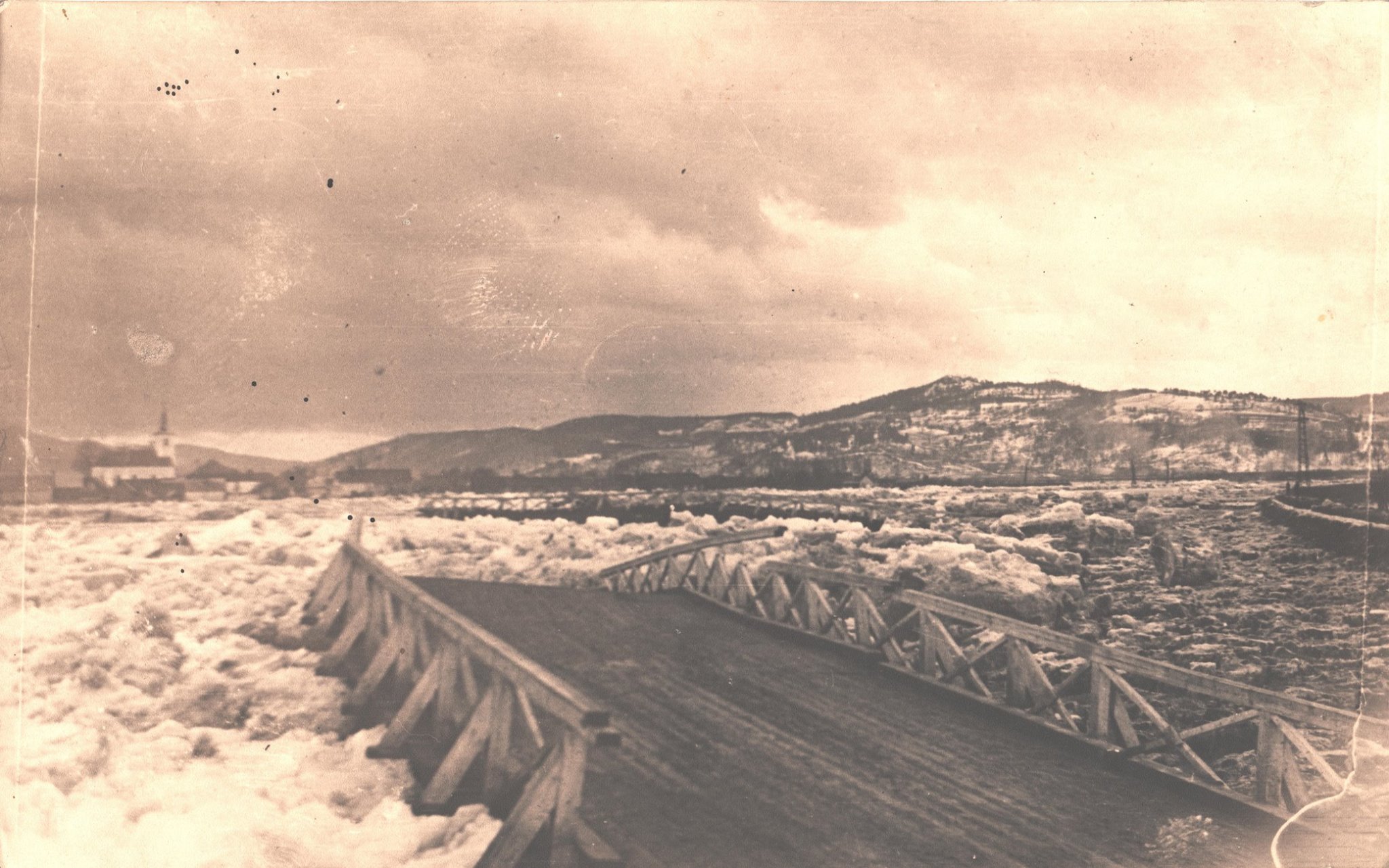 Rozvodnený  Váh odnáša 5. februára 1946 provizórny drevený most medzi Púchovom a Hornými Kočkovcami, ktorý postavili domáci obyvatelia a vojaci červenej i rumunskej armády potom, ako nemecké vojsko zničilo pri ústupe pôvodný kovový most
