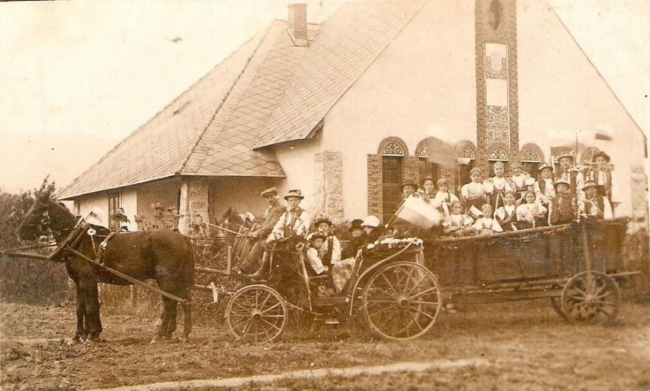 Fotografia z r. 1925 zachytila cestu detí z Lúk do Topoľčianok za T. G. Masaryko. (budova dnešnej ZUŠ v Puchove)