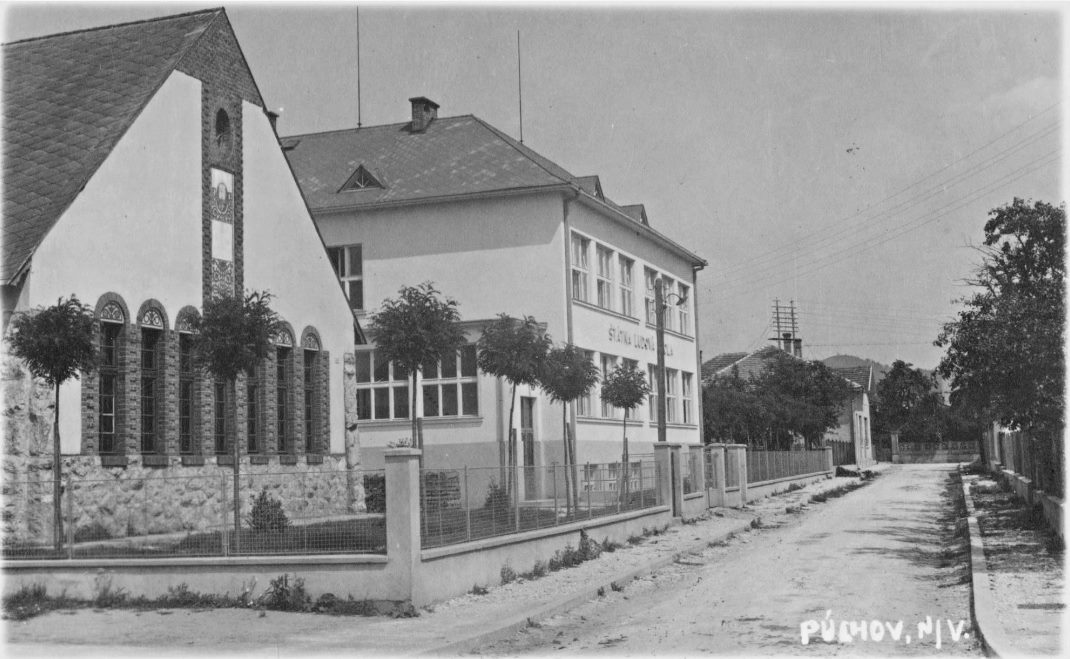 Funkcionalistická budová dnešnej Základnej umeleckej školy z 30. rokov minulého storočiana Poštovej ulici