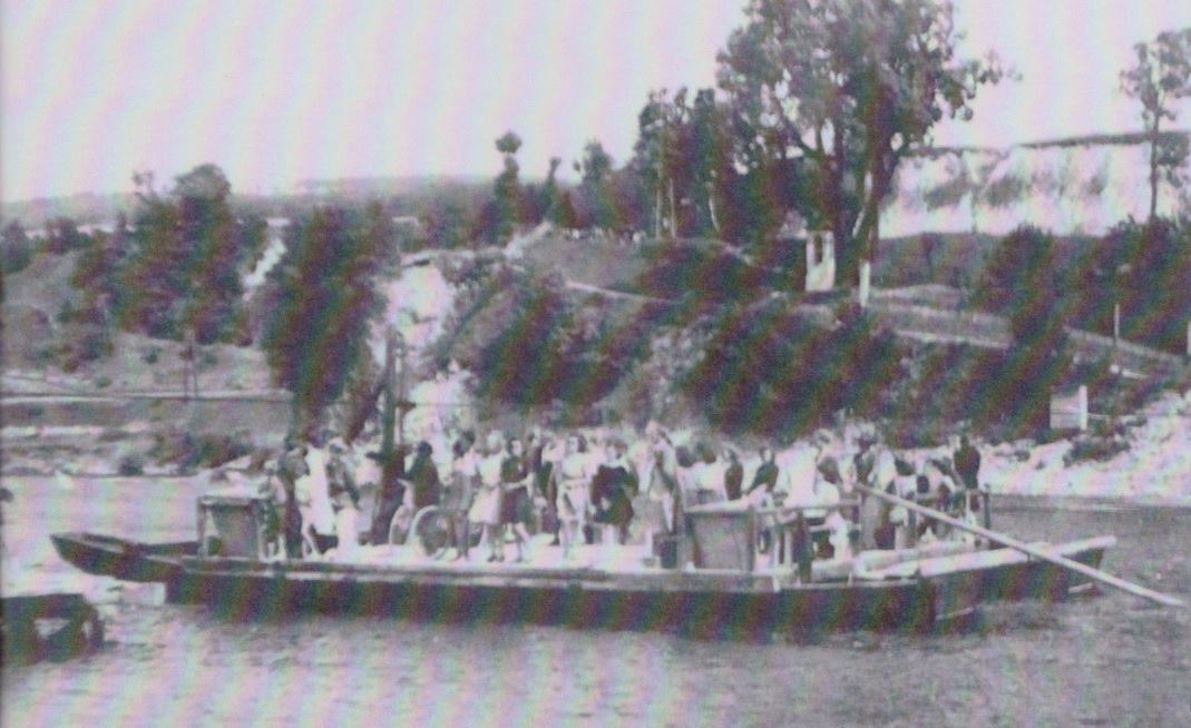 Fotografia z roku 1946 zachytila prievoz cez Váh medzi Púchovom (odfotografované z tohto brehu) a Hornými Kočkovcami.