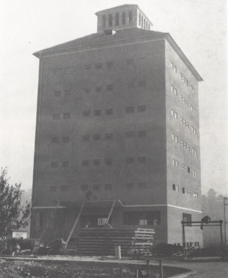 Obilné silo tesne pred dokončením v Horných Kočkovciach na Trenčianskej ulici cca 60. roky 20. storočia
