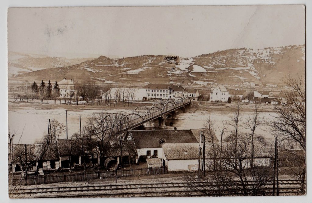 Púchov v r. 1928 z H. Kočkoviec. Vzadu ešte vidieť vyčnievať Púchovskú skalu ponad vrch Lachovec.