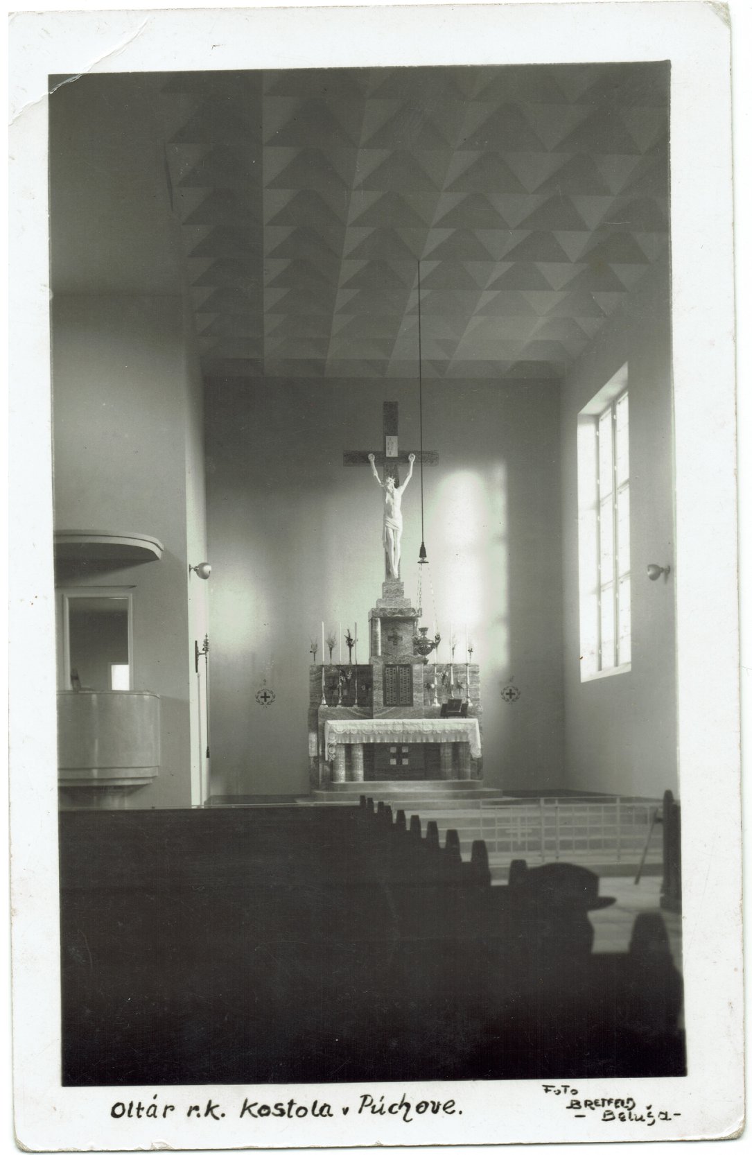Čerstvo dobudovaná centrálna loď r. k. kostola Všetkých svätých v Púchove v r. 1940