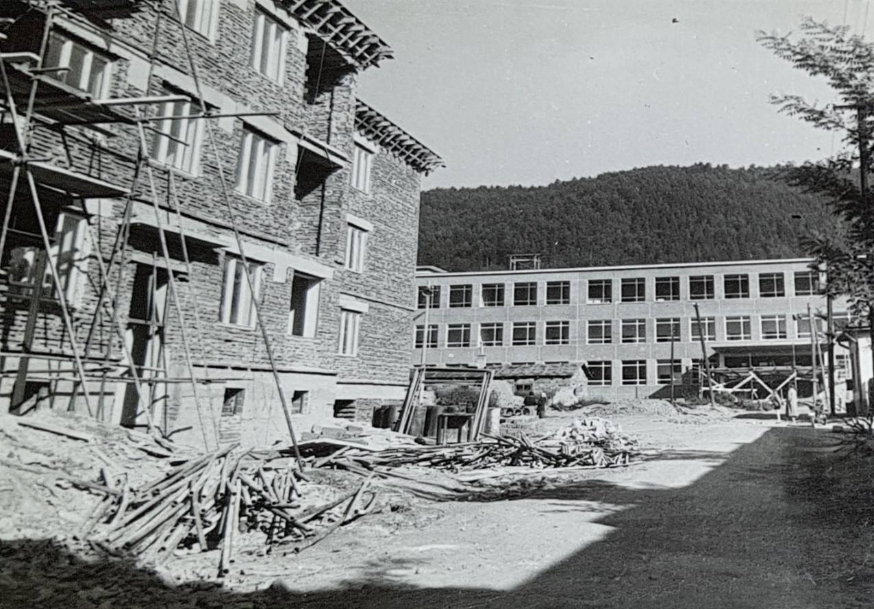 Výstavba na dnešnej Ulici M. R. Štefánika v Púchove (vtedy Ul. kpt. Nálepku) v druhej polovici 50. rokov minulého storočia (asi 1956). Vzadu vidieť aj ZŠ Komenského.