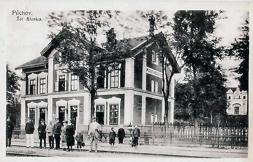 Fotografia zo začiatku 20. storočia zachytila starú železničnú stanicu (už neexistujúcu) v Púchove-Horných Kočkovciach spolu s Kaplnkou Nanebovzatia Panny Márie (vpravo).