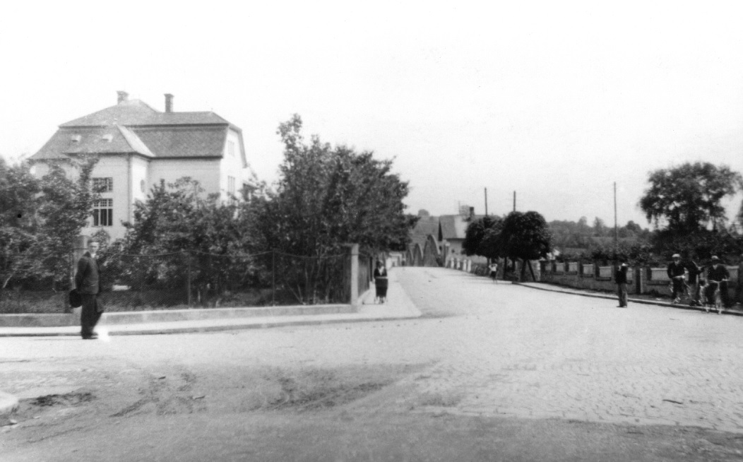 Fotografia križovatky pri tzv. Rožáku: pohľad smerom k mostu a Velitsovskej vile v 30. rokoch minulého storočia