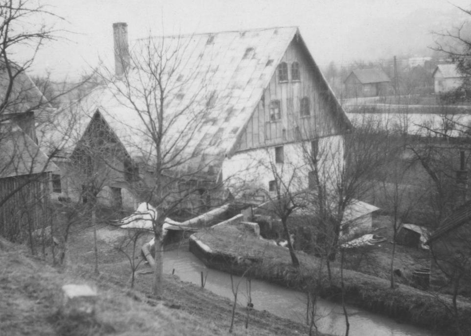 Martinovičov mlyn pri Bielej vode - cca pol. minulého storočia (lokalita pod starou cestou z PU na Moravu, na druhom brehu rieky je Hrabovka)
