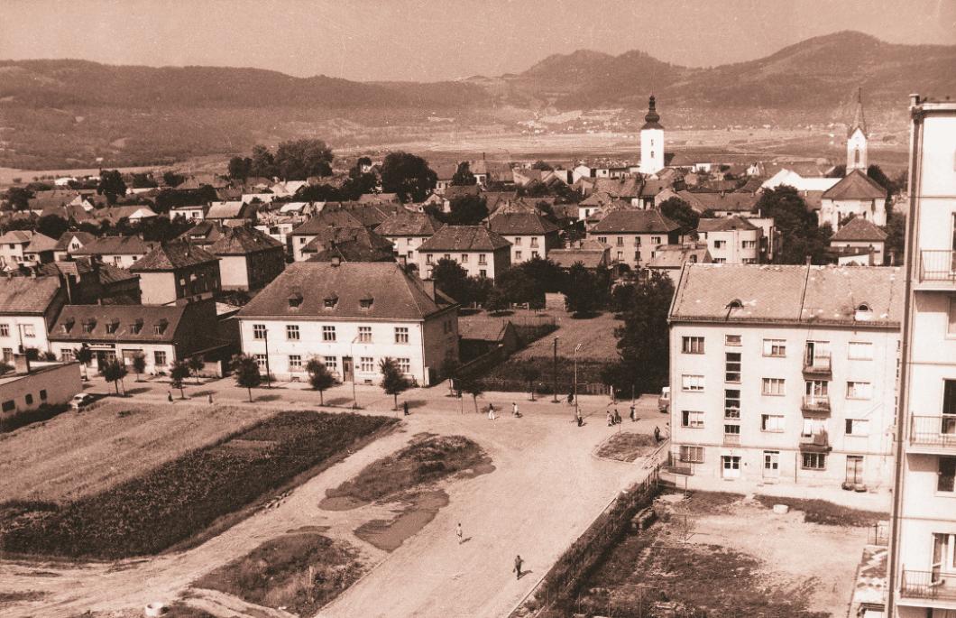 Fotografia Púchova a priestoru medzi Obrancov mieru a Štefánikovou z výškovej panelovej budovy na začiatku 70. rokov 20. storočia