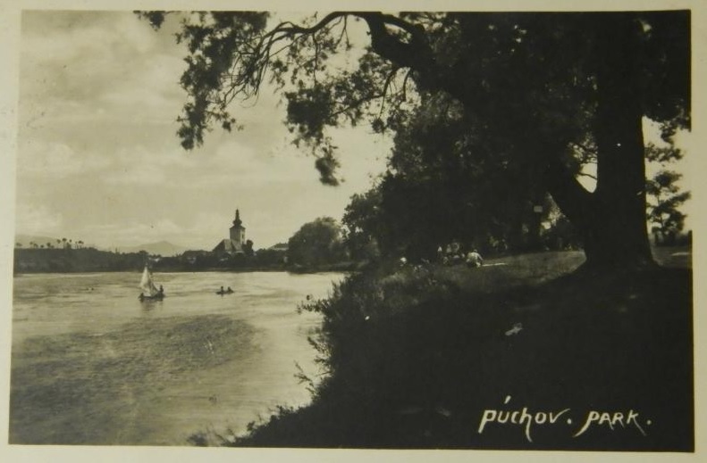 Fotografia Púchova nad Váhom v 30. rokoch minulého storočia z pravého brehu Váhu, kde sa nachádzal park alebo tzv. Sihoť