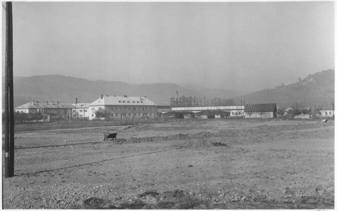 Výstavba štadióna v Púchove v r. 1952 - pohľad od násypu: vzadu vidieť aj dnes stojace bytovky a budovu Makyty