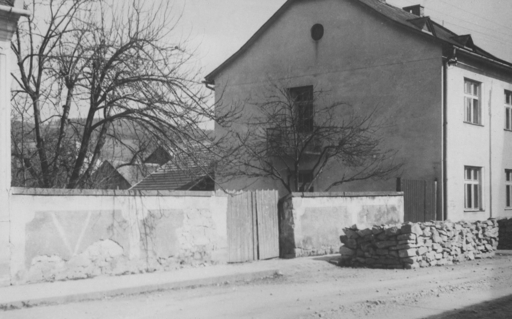 Vstup do tzv. Súdnej uličky, ktorá spájala Moravskú ulicu s dnešným Námestím slobody (pohľad od Morav. ulice) v polovici 20. storočia
